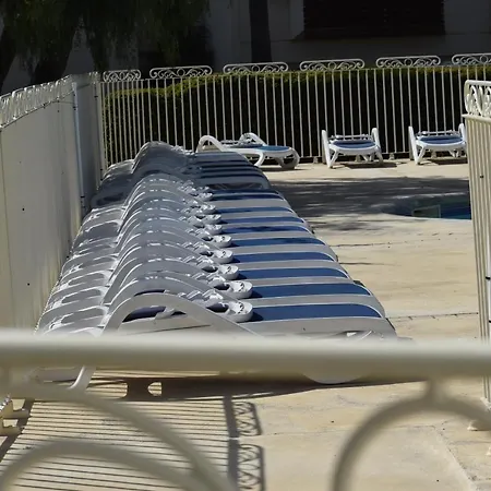 Look Industriel Pour 4 Personnes Avec Piscine A La La Londe-les-Maures