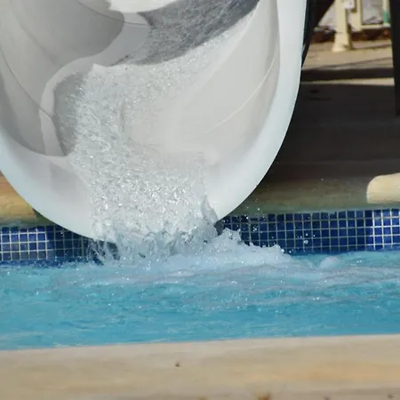 Look Industriel Pour 4 Personnes Avec Piscine A La Apartment La Londe-les-Maures